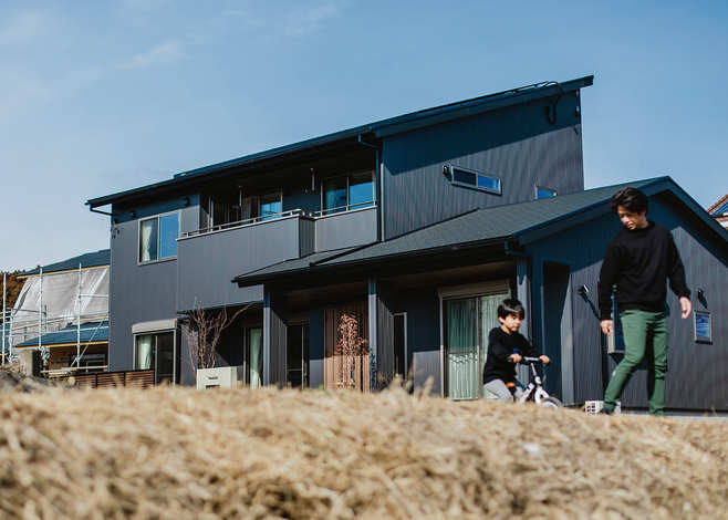 ダイナミックな片流れの外観デザイン。初期費用0円で大容量の太陽光発電システムを搭載した