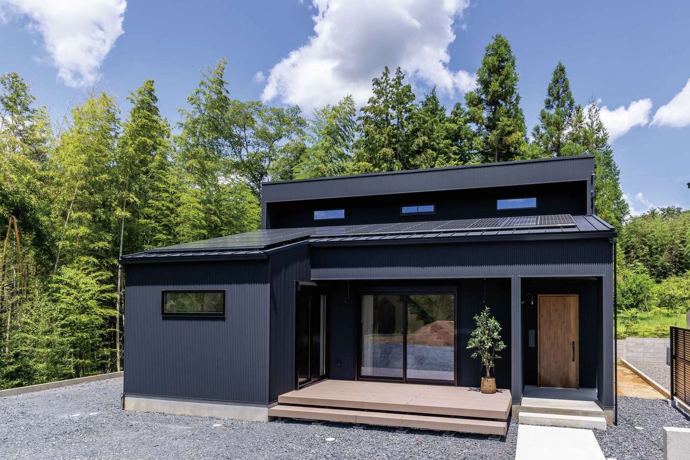 SEVEN HOUSE/セブンハウス【デザイン住宅、間取り、平屋】半平屋建ての外観デザイン。大容量のソーラーパネルを搭載し、低燃費な暮らしを実現。車を勝手口の前に横付けできるので、買い物から帰ってきた奥さまもラクラク