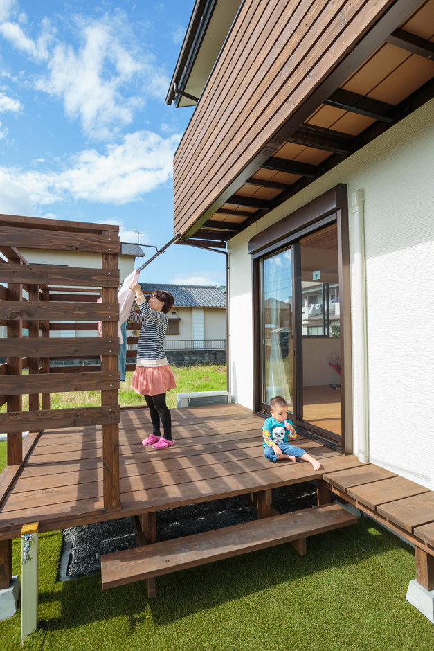 広めに作ったウッドデッキは、洗濯物を干したり、子どもたちが走り回ったり