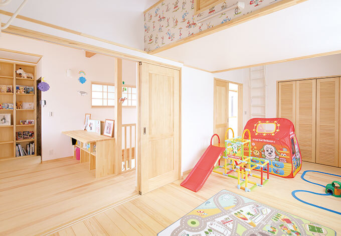 子ども部屋は小さなうちは開いて使 い、広さと近さを優先。ロフトの壁には、どうしても取り入れたかったというキャスキッドソンの輸入クロスを使用した