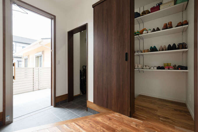 ゆったりとした玄関ホール。大容量のシューズクローゼットと外着専用のポールを設置して、空間をいつもスッキリと保てる