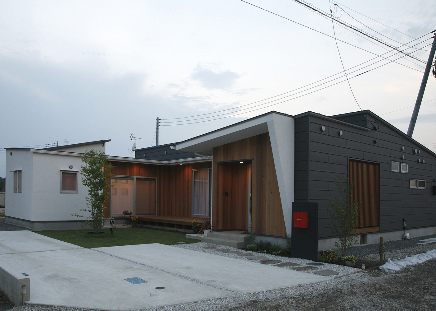 タツホーム・竜建｜モダンなデザインの外観を持つ平屋。落ち着いた色合いと木材の組み合わせが温かみを感じさせる。