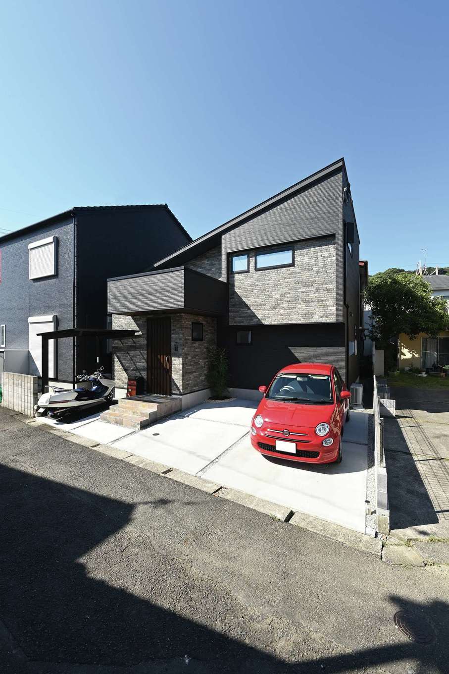 TDホーム静岡西 ウエストンホームズ【1000万円台、デザイン住宅、和風】外観は2階の面積が半分ほどであることを感じさせないよう工夫されている。屋根のラインと適度な凹凸感により、モダンでシャープな印象。壁のタイルの配置は、パターンを提示してもらって決定した