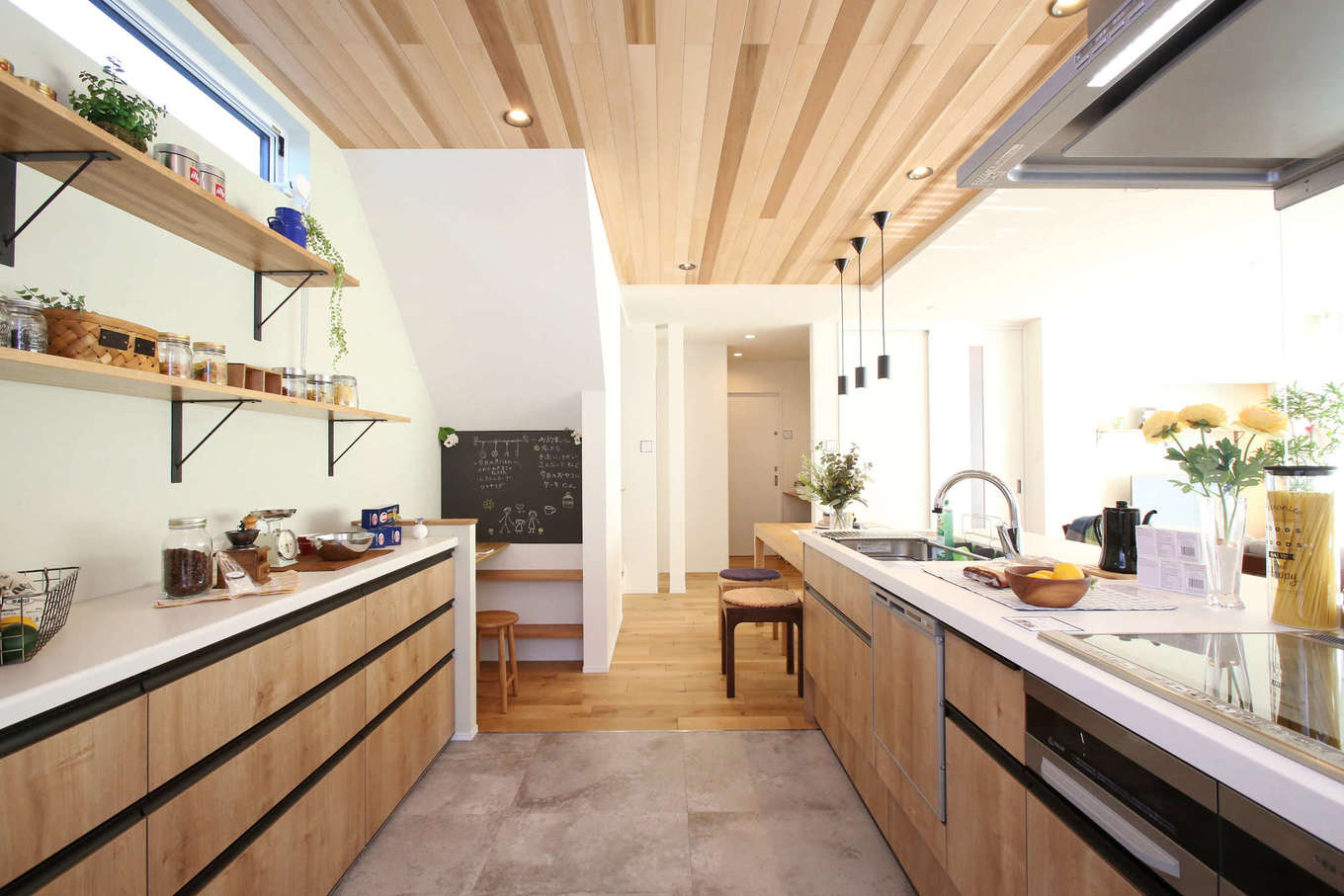 片桐建設【デザイン住宅、間取り、スキップフロア】「見せる収納」でカフェスタイルにコーディネートしたキッチン。木とアイアンがバランスよく調和している。水回りへの動線も無駄な動きが不要で、ストレスフリー