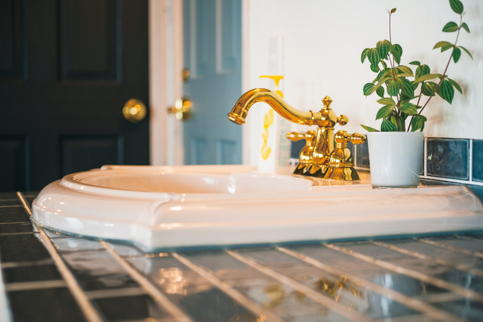 富士ホームズデザイン｜タイル仕立ての2階洗面台は建具のトーンに合わせてシックな色味に。洋風水栓のフォルムもおしゃれポイント