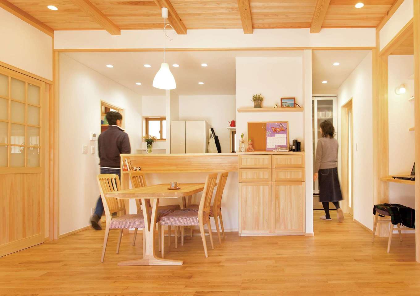 深見工務店 S-style【収納力、自然素材、間取り】便利な2WAYキッチン。キッチンには、両脇からアクセス可能。写真右には勝手口とウォークインクローゼット、左には洗面室、浴室などとつながっていて、使い勝手のいい動線になっている