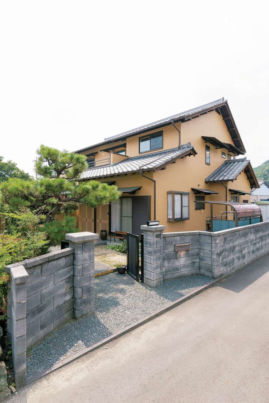 nattoku住宅｜高級旅館のような佇まいをみせる築23年の実家。和の外観と北欧風の2階とのギャップが面白い