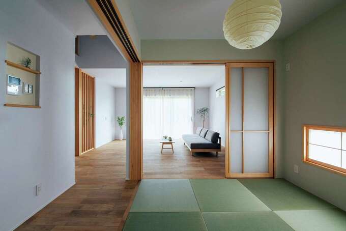 リビングとフラットにつながる和室。破れない障子で仕切ることができるので、ゲストの寝室にもなる