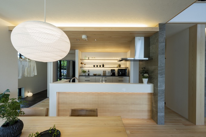 開放感のあるLDK空間。シンプルなデザインとナチュラルな素材感が調和し、くつろぎの時間を演出する。照明が柔らかな雰囲気を引き立てる。