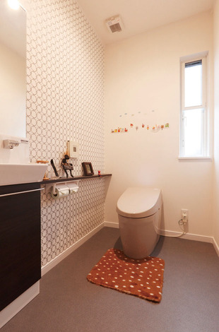 ブラウン系を基調とし、シックな配色でまとまっているモダンなトイレ。タンクレスタイプなので、お手入れも簡単