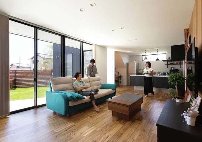 無垢アカシアの床が心地よいLDK。窓から庭を一望できる