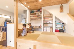 畳コーナーには、階段下を活用して、壁一面に宿題デスクと可動棚を造作