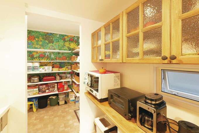 キッチンからパントリー、勝手口、洗面脱衣室へと回遊できる動線。テンションが上がりそうなカラフルなクロスは奥さまのお気に入り