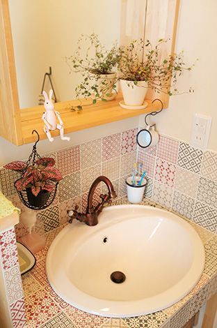 洗面ボウルは夫妻自らが購入し、オリジナル造作で仕上げ。タイルと照明も個性的