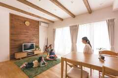 子ども達もにっこり。家族が集うのびのびリビング