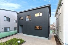 ブラックの塗り壁調の外壁とブラックのサッシで外観もスタイリッシュに！