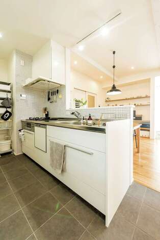 キッチンに貼ったモザイクタイルは奥さまがこだわって選んだもの。対面キッチンを採用する事で、リビングで遊ぶ子どもを見守りながら安心して料理ができると奥さまも満足