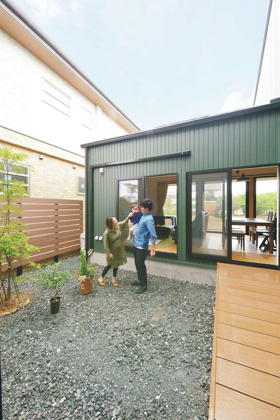 MABUCHI【子育て、間取り、建築家】リビングと寝室の間に設けた中庭は、外からの視線を気にすることなく、BBQや子どもプールを存分に楽しめる。たっぷりの光を取り込み、心地いい風が抜けていく