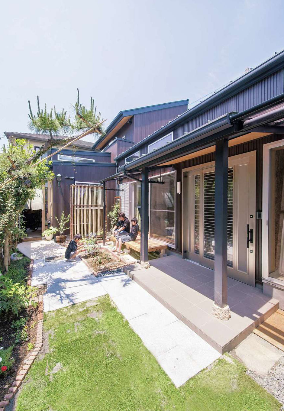 内田建設｜手前が子世帯の玄関。小さな畑や花壇が暮らしを彩る