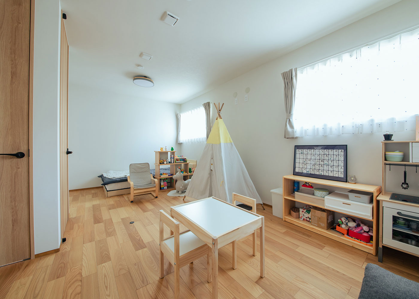 アイ工務店 愛知【デザイン住宅、間取り、平屋】子ども部屋は成長に合わせて仕切ることを想定し、出入り口を2つ設けるなど、将来を見据えながら家づくり