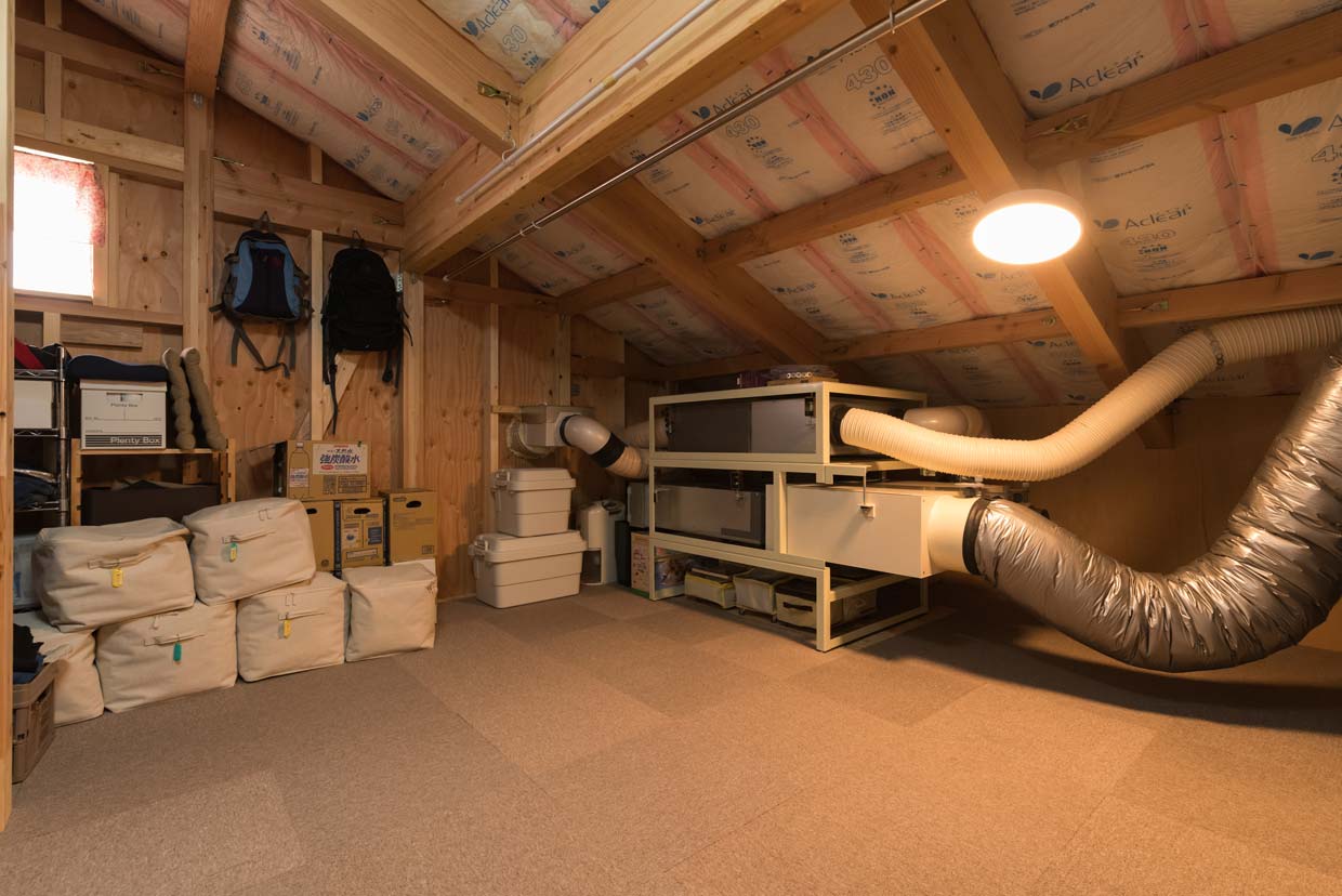 ナカゴミ建設【収納力、省エネ、間取り】洗濯物を干したり、作業スペースにもなっているという小屋根裏の空間