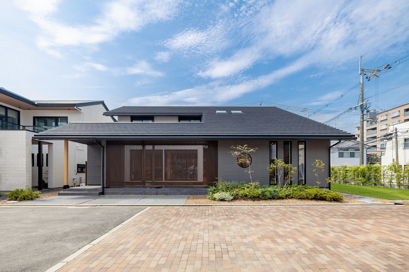 日本ハウスホールディングス 岐阜｜シンプルなデザインが際立つ平屋の外観。広々とした前庭があり、現代的な雰囲気を演出している。