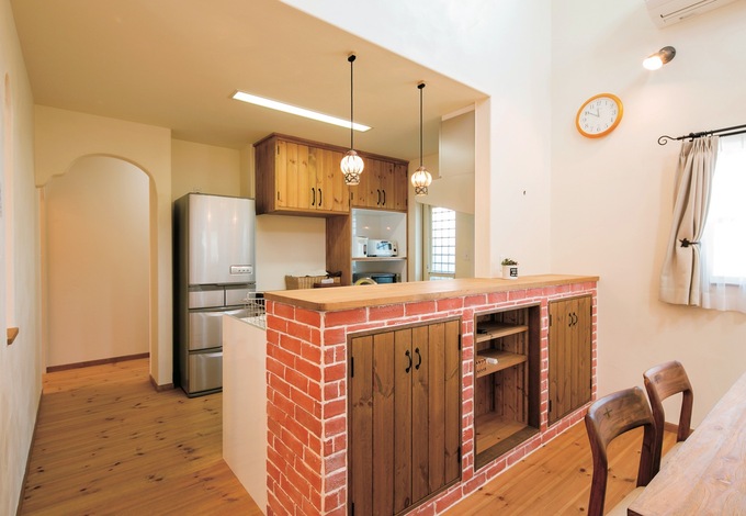 レンガをイメージしたオリジナルカウンター。キッチン後ろの収納も造作した