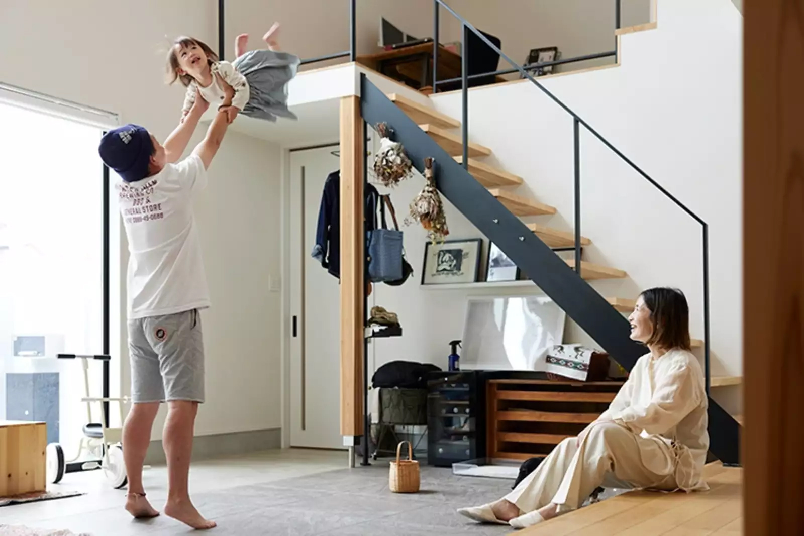 プライムライフ｜おうちの中なのに「空が高い」ような気持ちになる。フローリングとの段差も腰を掛けるのにちょうどよく、中にいるのに外で遊んでいるような、だけど家族だけがゆったりと寛ぎの気持ちを保つことができる。