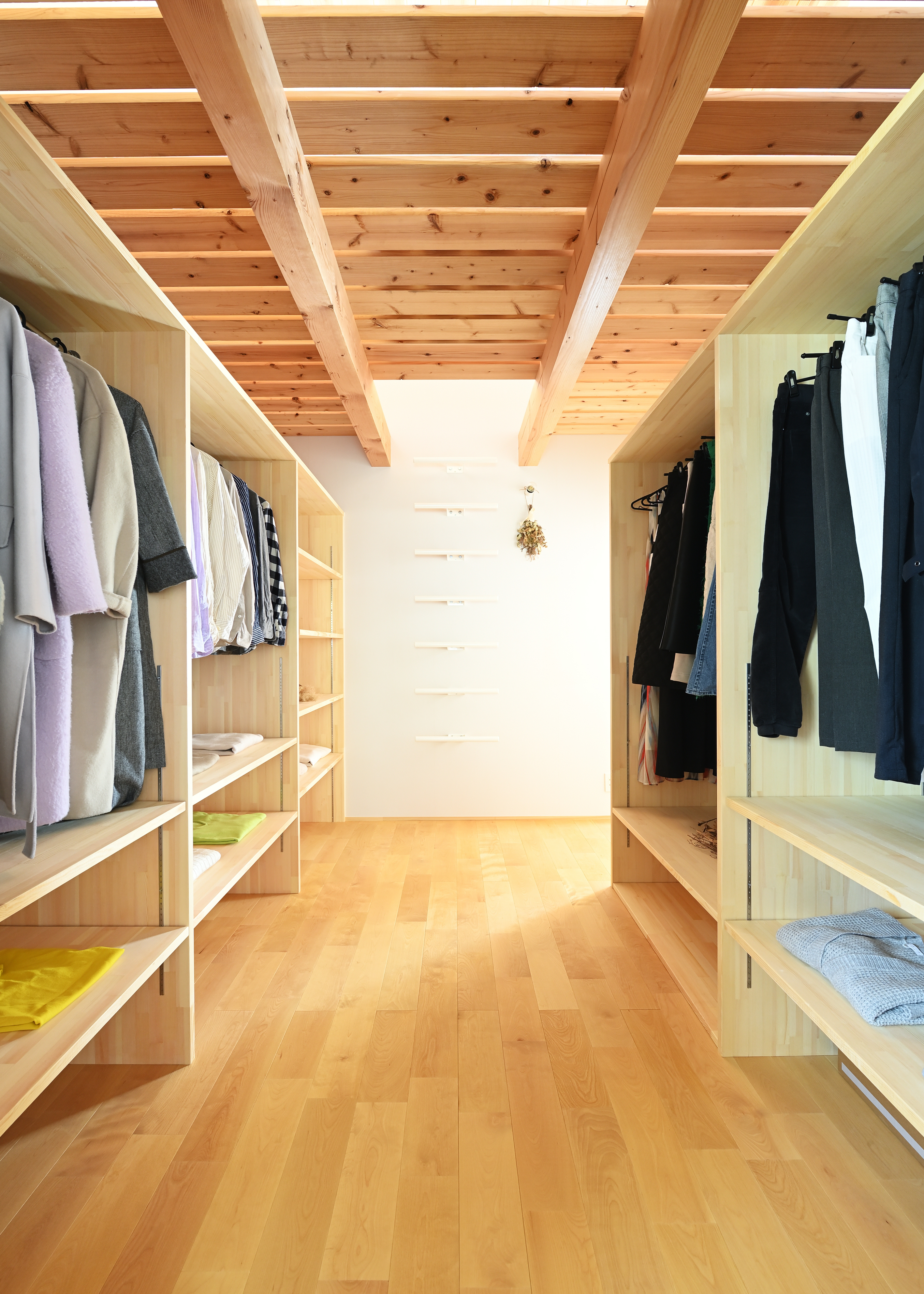 KANAZAWA STYLE/金澤建築【省エネ、間取り、平屋】主寝室内にある5.2畳のファミリークローゼット。どこに誰の何がしまってあるかが一目瞭然で使いやすい。壁付けのハシゴをのぼると、ご主人の趣味部屋として使う隠れ家的なロフトになっている