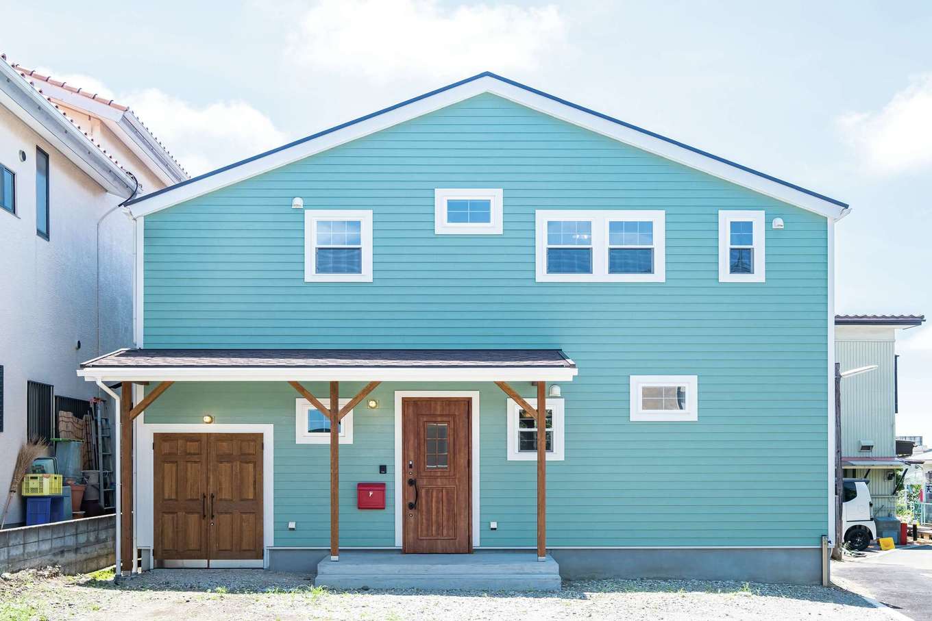 富士ホームズデザイン【デザイン住宅、間取り、スキップフロア】安定感のあるアメリカンスタイルと、現場で色味を調整した“世界で1つ”の明るいブルーが目を引く。庭側のプライバシーが守られるよう敷地の使い方を計画
