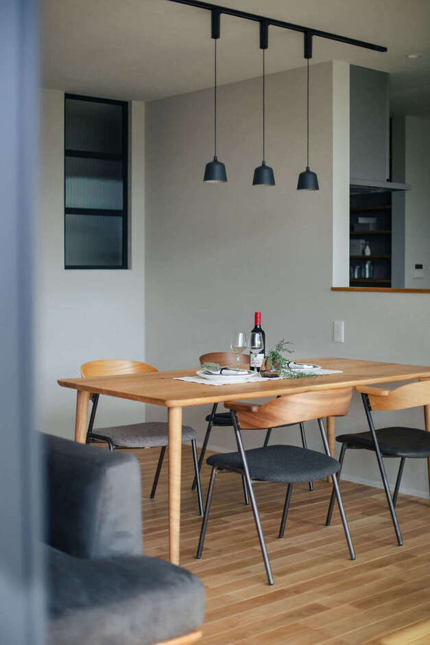 奥さまのイメージ通りに仕上がったスタイリッシュなLDK。インテリアや照明にこだわると暮らしが豊かになることに気づかせてくれる