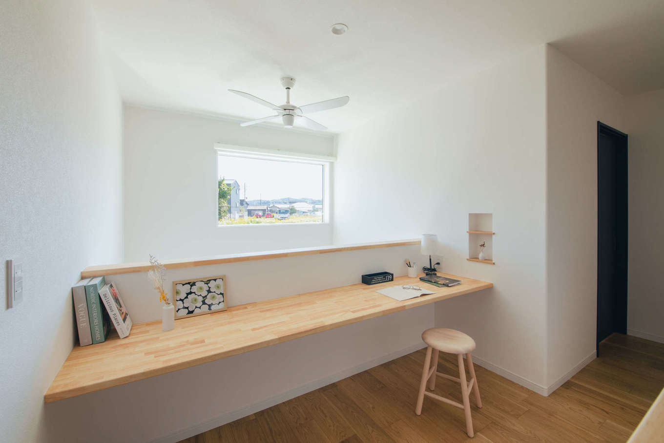 ほっと住まいる【自然素材、間取り、インテリア】吹き抜けに面した2階のホールカウンターからは、窓を通して緑豊かな景色が見える。「私が家で仕事をすることも多くて。ここなら一人で部屋にこもらず、家族の気配を感じながら過ごせます」とご主人