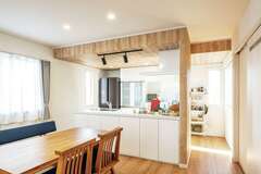 LDKを見渡せるアイランドキッチンは、冷蔵庫やパントリーへのリーチと、回遊性のよさが特徴。開放感もあり、食事の支度や片付けの時間も快適