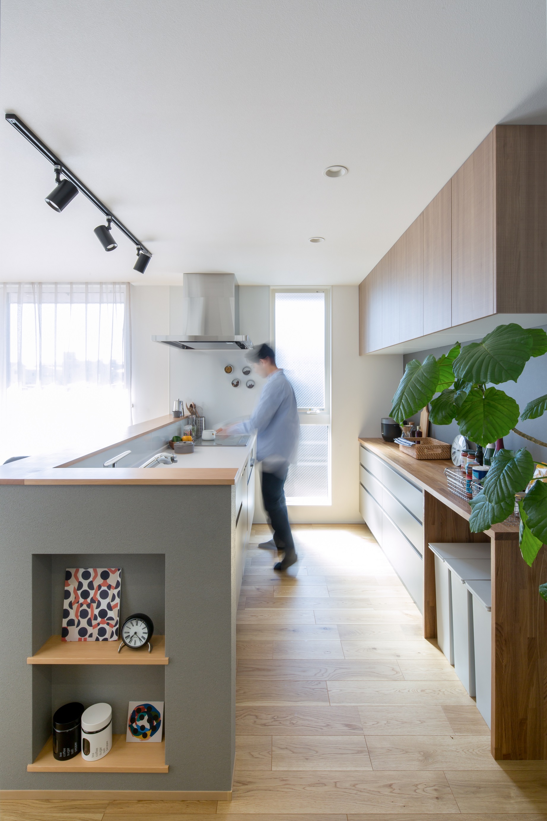 シンプル｜キッチン腰壁にはマガジンラックを造作。
窓を設けて明るいキッチンスペースとなった。