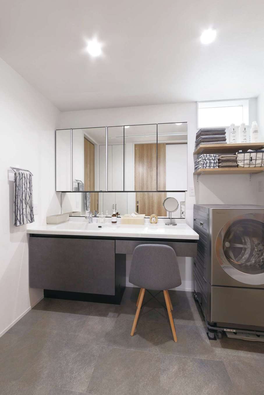 フジモクの家（富士木材）【自然素材、間取り、平屋】寝室、トイレ、洗面脱衣室、浴室を短い動線でつないだことで、将来の暮らしもストレスフリー