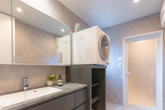 １F洗面スペースにはガス乾燥機も設けている。
洗面は造作でお好みに合わせてオーダー可能。