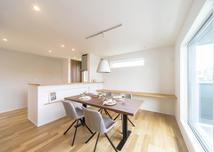 インナーバルコニーに面したキッチン＋ダイニングスペース。広々としていて、昼間はずっと日差しが差し込む明るい空間。奥に見えるスタディーカウンターでは娘さんがお絵描きしたり、宿題したり。お母さんと子どもが近い距離でいられることも大切に設計された