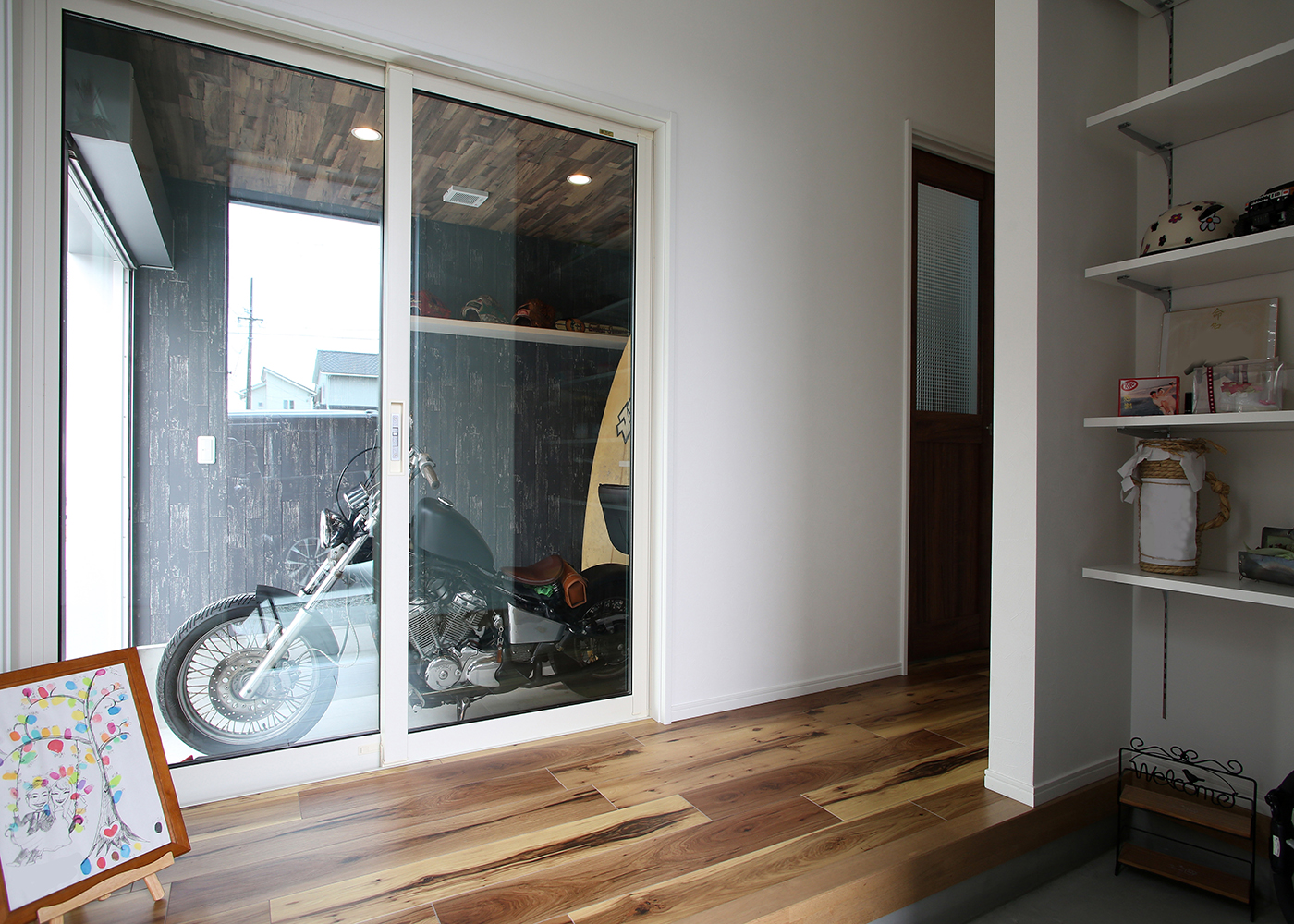 丸昇彦坂建設【デザイン住宅、趣味、間取り】趣味のバイクをいつでも眺められるように、ガレージはガラス張りに。玄関からいつでも見ることができるのが、お気に入りのポイント