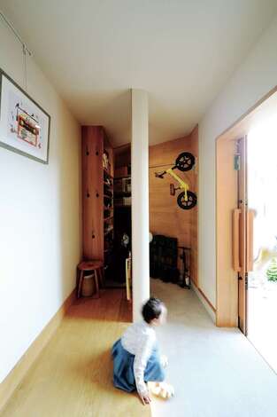 石牧建築｜土間仕上げの玄関ホール