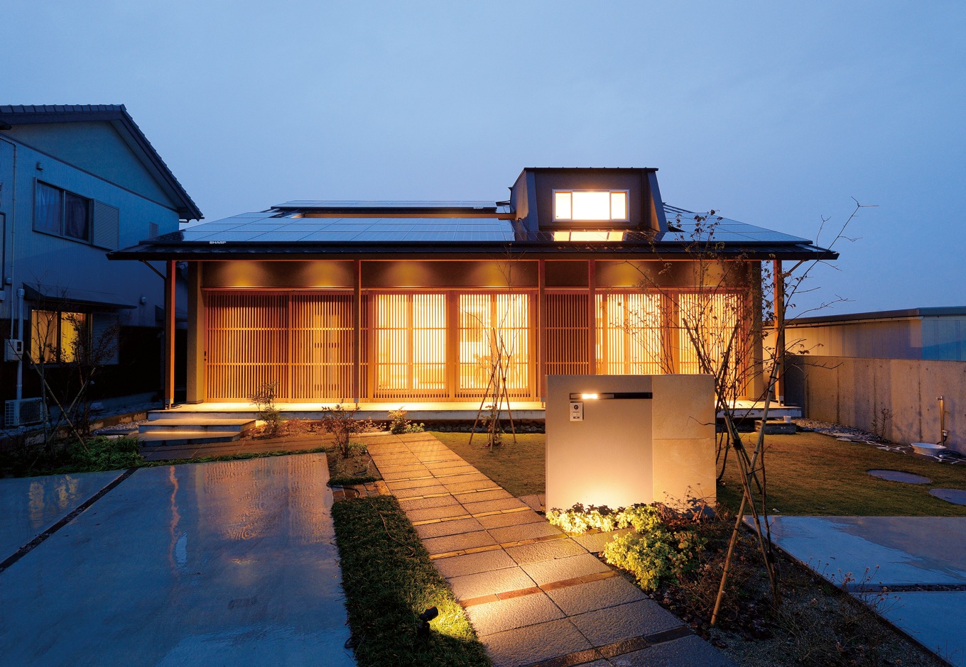神谷綜合建設 カミヤの家【和風、省エネ、平屋】トワイライトに浮かび上がる、しっとりと落ち着いた外観フォルム。格子の間からこぼれる幻想的な灯りに道行く人も足を止める