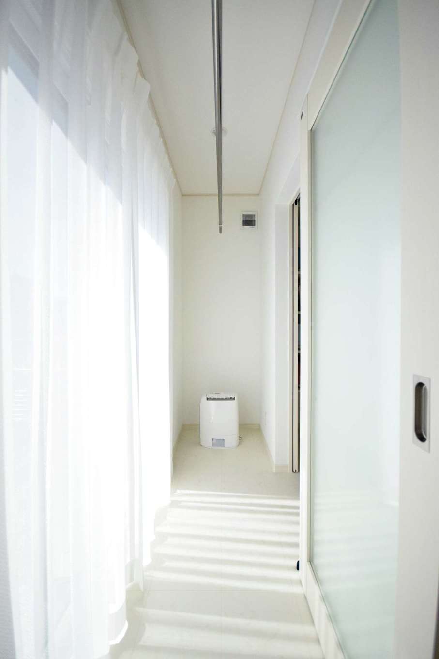 イーホーム【省エネ】キッチンからも脱衣室からも出入りできるサンルーム。洗濯物を干したまま安心して外出できて便利