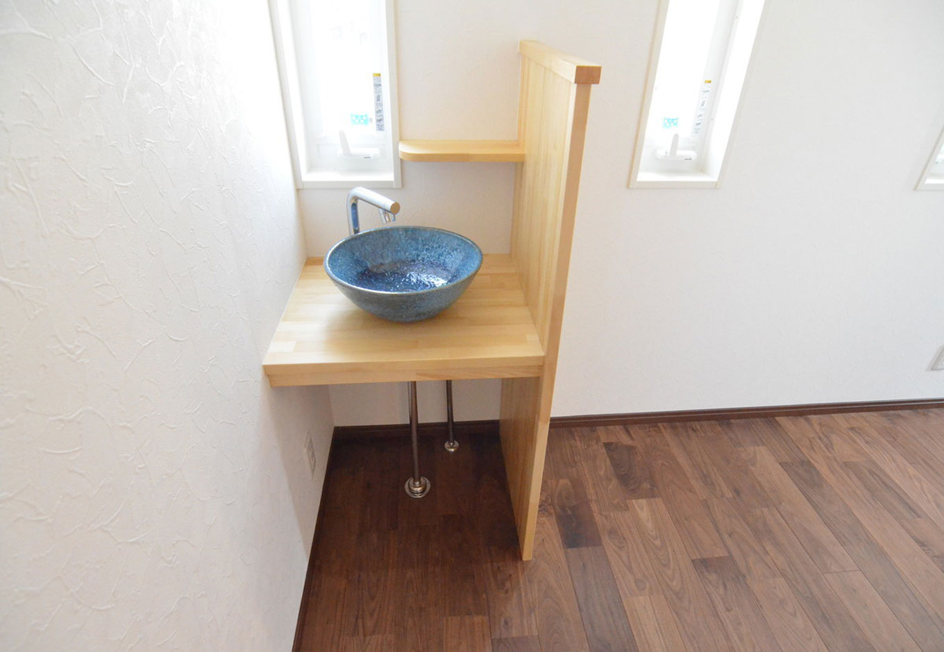 小澤工務店【自然素材、省エネ、平屋】コロナ禍で増えた玄関ホール手洗い｡Cさんが用意した信楽焼の洗面ボウルを設置