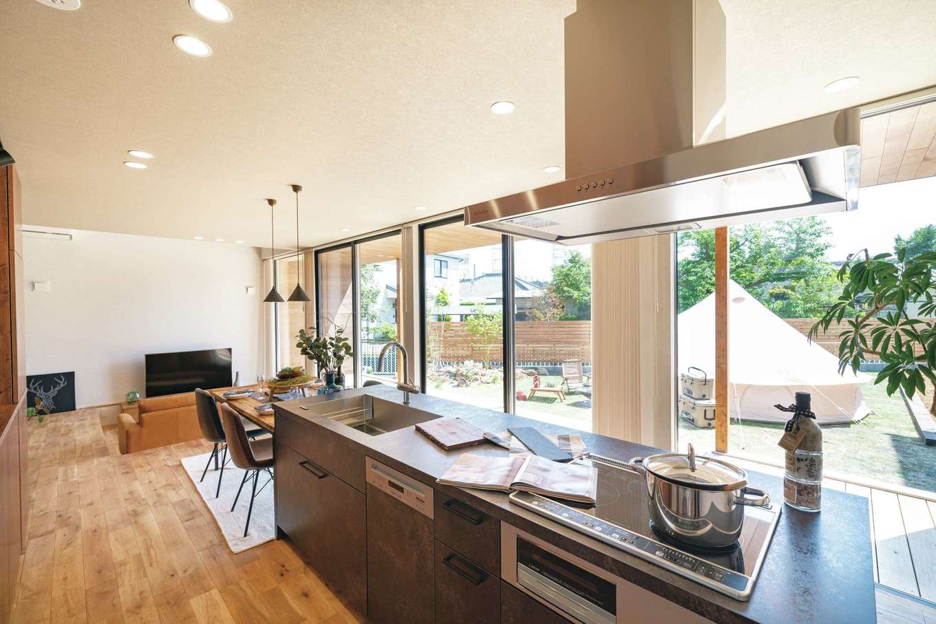 住家 JYUKA【デザイン住宅、間取り、建築家】目には庭、耳には家族の気配。大切にしたものがわかるキッチン