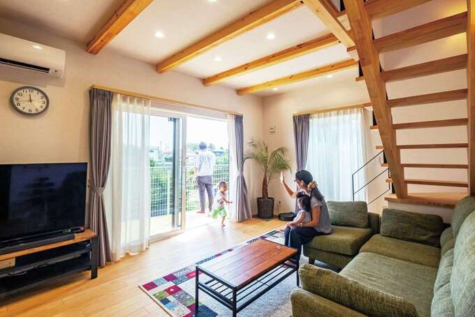 L字型のデッキに合わせて掃き出し窓も2面に。スケルトンの階段は風通しや採光にも一役買っている