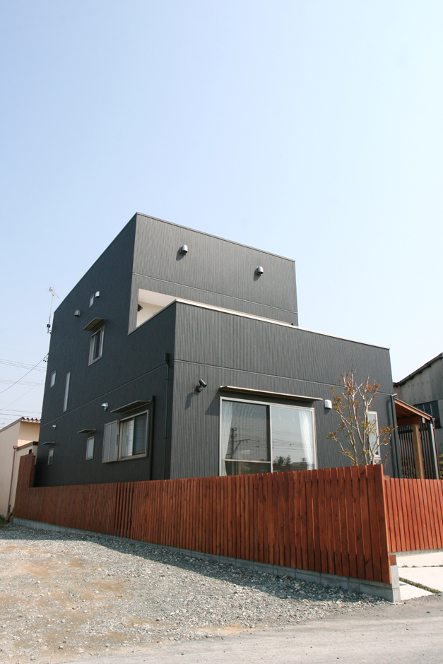 丸昇彦坂建設【デザイン住宅、収納力、和風】昔ながらの庭に馴染むよう、黒一色でまとめた外観が目を引く。随所に照明を用意し、夜はロマンチックな雰囲気に
