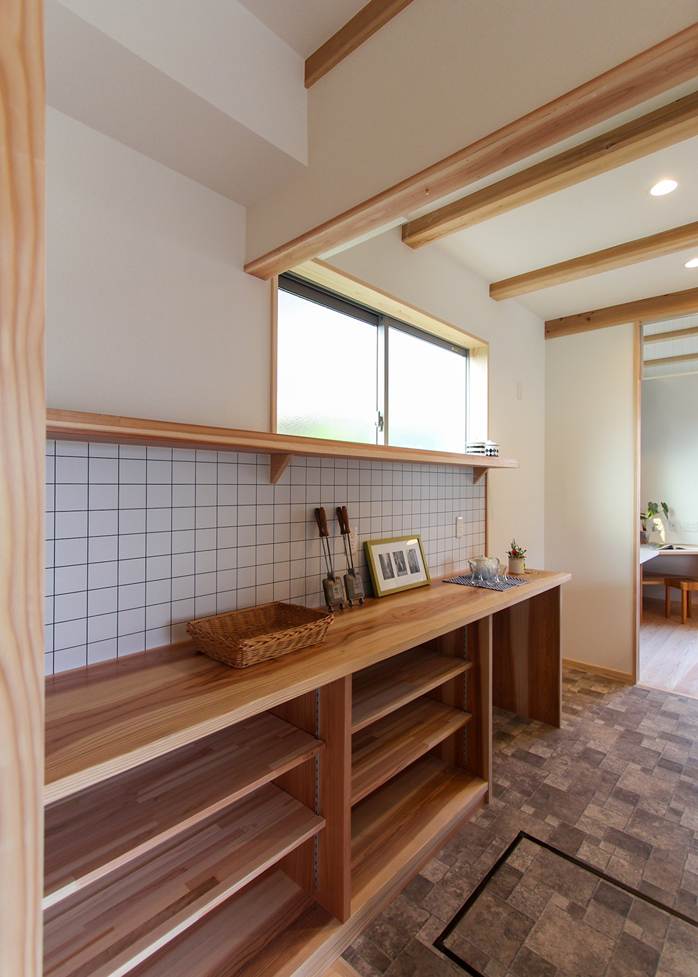 アクトホーム【子育て、自然素材、省エネ】造作したカップボードは、扉がない見せる収納で使い勝手も良い。収納力もあり