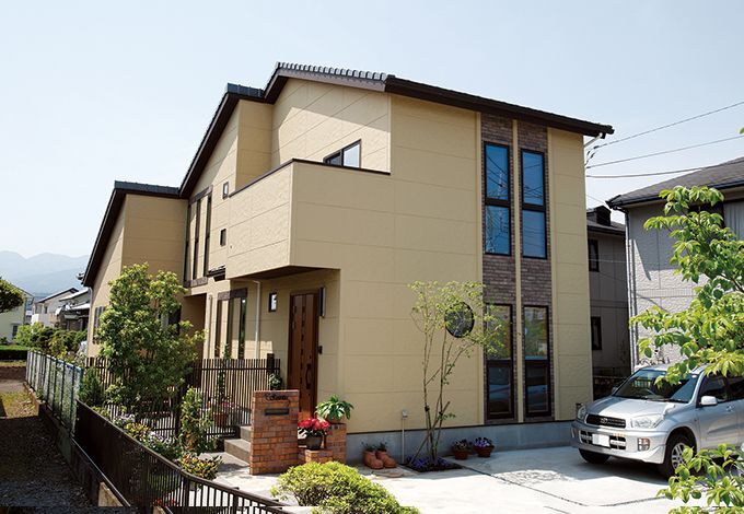 1階と2階でフロアの形が違うため、外観も複雑で変化に富んだものになった