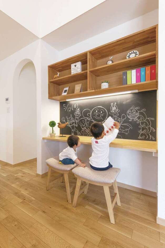 親の目の届くところで勉強してもらおうと設けたリビング学習用のカウンター。黒板で学校感を演出した