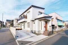 外壁材はカントリー調のデザインパネルを採用