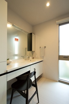 ナチュラルな光が差し込む明るい洗面スペース。広々としたカウンターと収納付きのデザインで、快適さと機能性を両立させている。